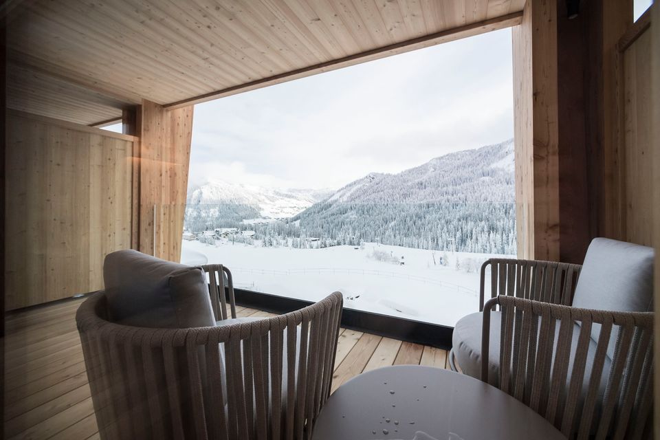 Area relax dell’Hotel Cappella con vista panoramica sulle Dolomiti innevate